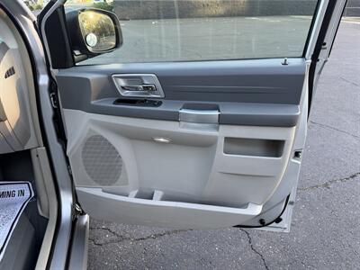 2008 Chrysler Town & Country Touring  HANDICAP WHEELCHAIR ACCESSIBLE VAN - Photo 16 - Sacramento, CA 95821