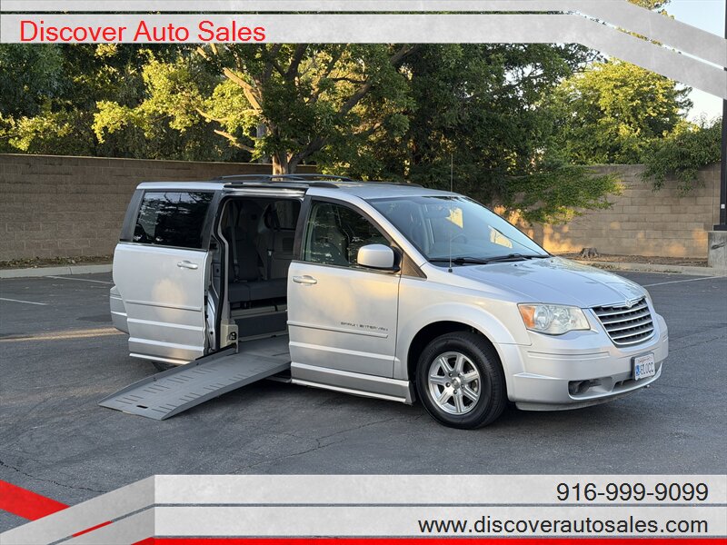 2008 Chrysler Town & Country Touring's photo