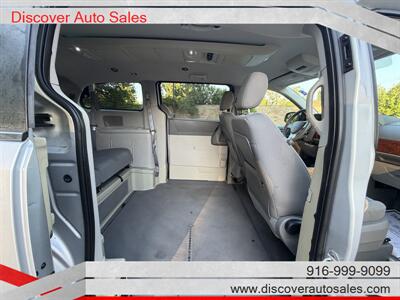 2008 Chrysler Town & Country Touring  HANDICAP WHEELCHAIR ACCESSIBLE VAN - Photo 14 - Sacramento, CA 95821