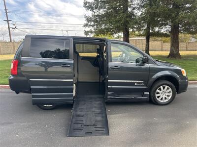 2014 Chrysler Town & Country Touring  HANDICAP WHEELCHAIR ACCESSIBLE VAN - Photo 4 - Sacramento, CA 95821