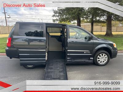 2014 Chrysler Town & Country Touring  HANDICAP WHEELCHAIR ACCESSIBLE VAN - Photo 4 - Sacramento, CA 95821