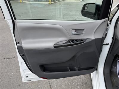 2018 Toyota Sienna LE 8-Passenger  HANDICAP WHEELCHAIR ACCESSIBLE VAN - Photo 10 - Sacramento, CA 95821
