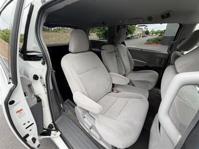 2018 Toyota Sienna LE 8-Passenger  HANDICAP WHEELCHAIR ACCESSIBLE VAN - Photo 17 - Sacramento, CA 95821