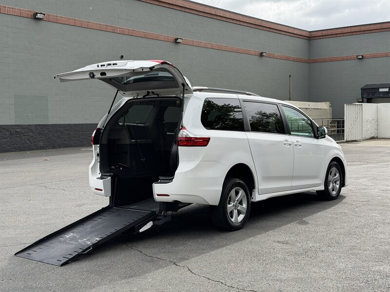 2018 Toyota Sienna LE 8-Passenger  HANDICAP WHEELCHAIR ACCESSIBLE VAN