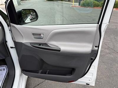2018 Toyota Sienna LE 8-Passenger  HANDICAP WHEELCHAIR ACCESSIBLE VAN - Photo 16 - Sacramento, CA 95821