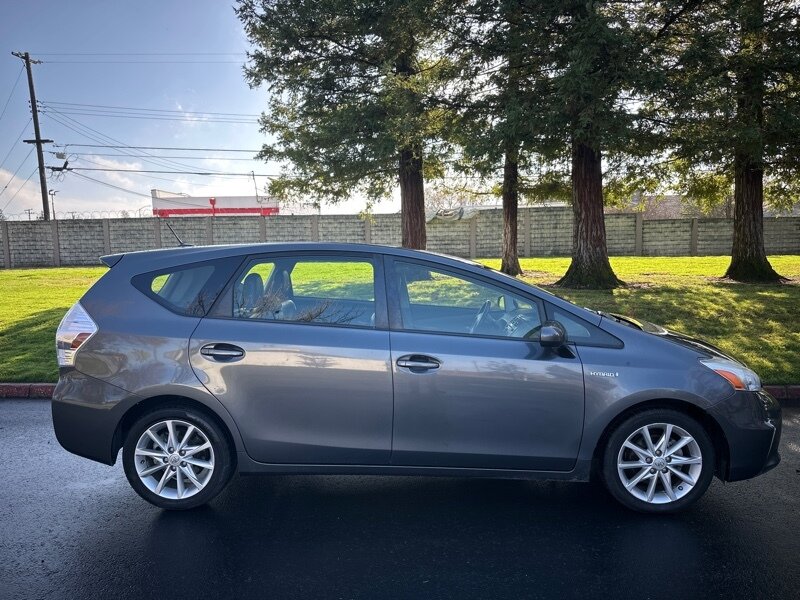 2014 Toyota Prius v Five photo 16