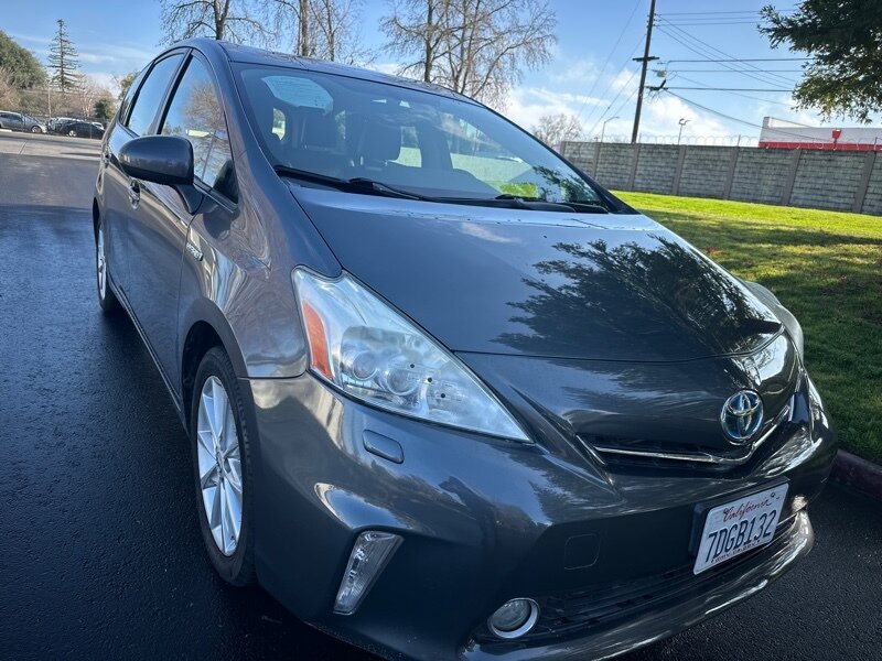 2014 Toyota Prius v Five photo 14