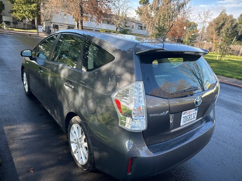 2014 Toyota Prius v Five photo 10