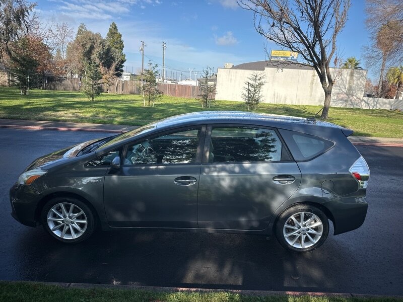 2014 Toyota Prius v Five photo 11