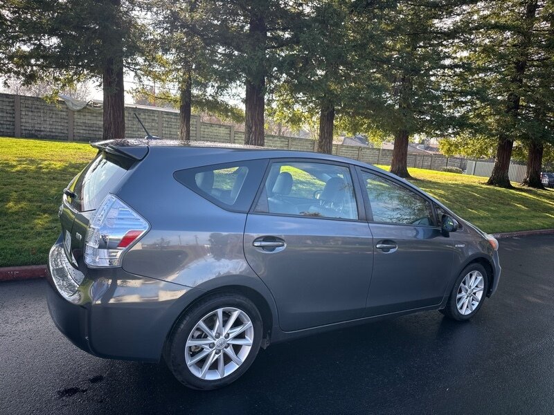 2014 Toyota Prius v Five photo 6