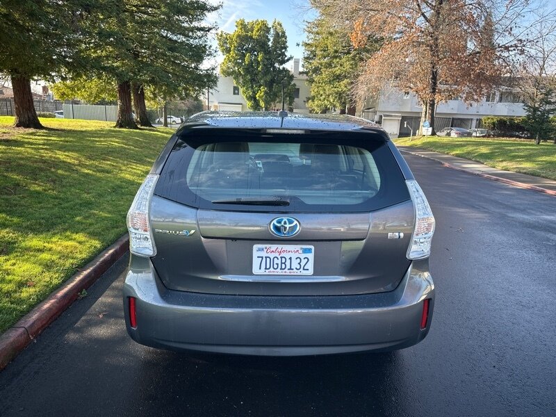 2014 Toyota Prius v Five photo 8