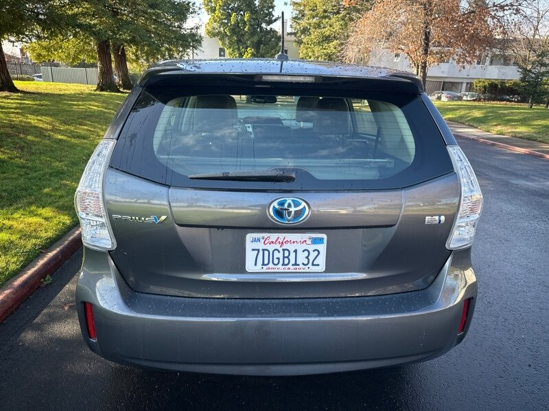 2014 Toyota Prius v Five photo 9