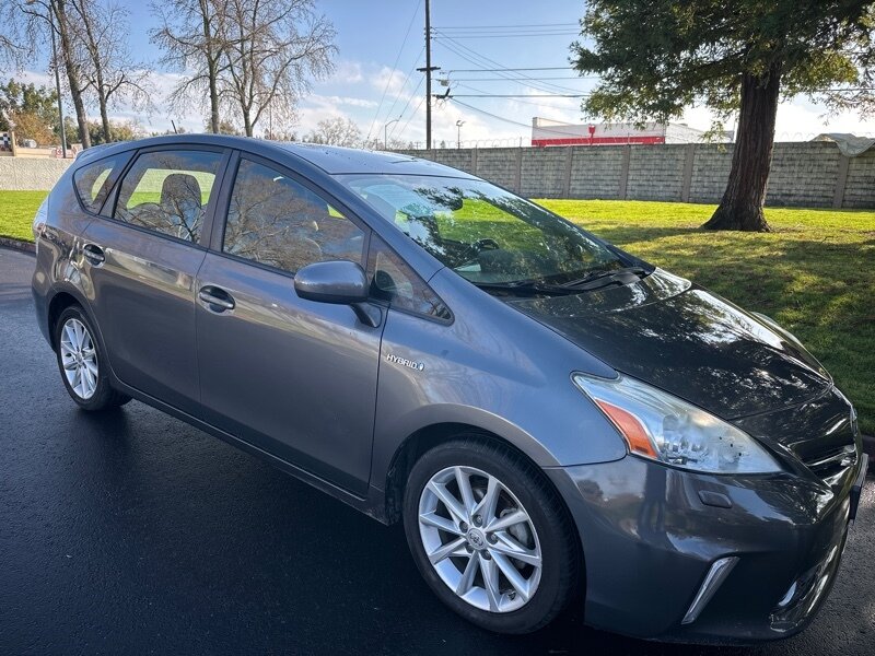 2014 Toyota Prius v Five photo 15