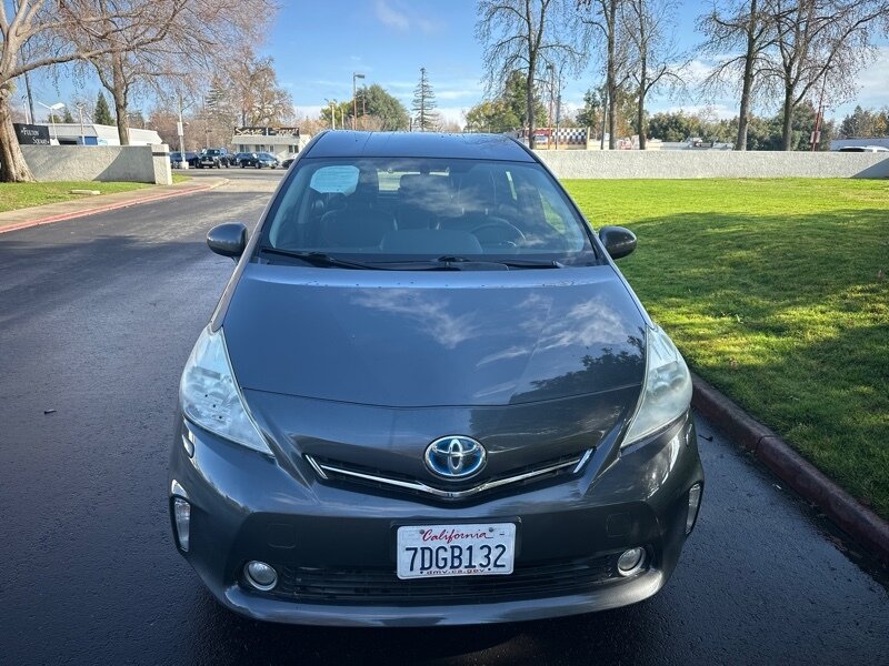 Toyota Prius v's photo