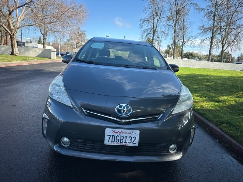 2014 Toyota Prius v Five photo 2