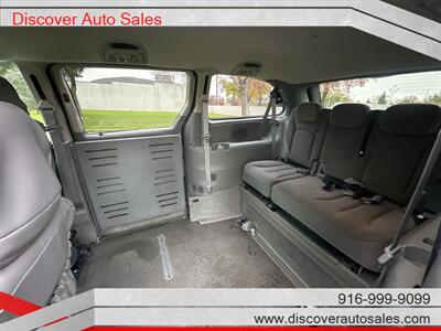 2007 Chrysler Town & Country Touring HANDICAP WHEELCHAIR ACCESSIBLE VAN - Photo 18 - Sacramento, CA 95821