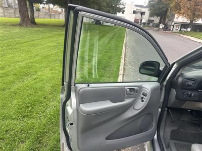 2007 Chrysler Town & Country Touring HANDICAP WHEELCHAIR ACCESSIBLE VAN - Photo 14 - Sacramento, CA 95821