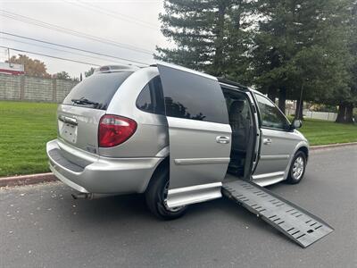 2007 Chrysler Town & Country Touring HANDICAP WHEELCHAIR ACCESSIBLE VAN - Photo 5 - Sacramento, CA 95821