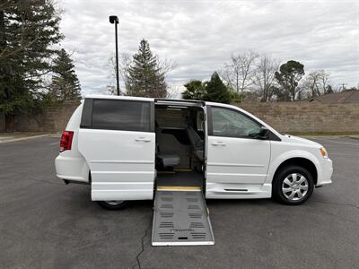 2017 Dodge Grand Caravan SE  HANDICAP WHEELCHAIR ACCESSIBLE VAN - Photo 4 - Sacramento, CA 95821