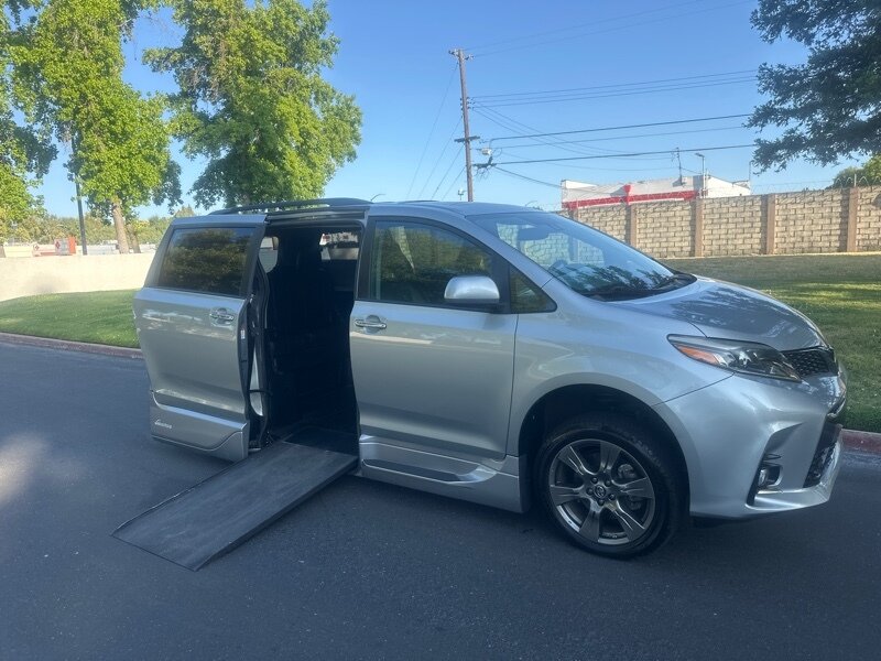 2019 Toyota Sienna SE 8-Passenger  HANDICAP WHEELCHAIR ACCESSIBLE VAN