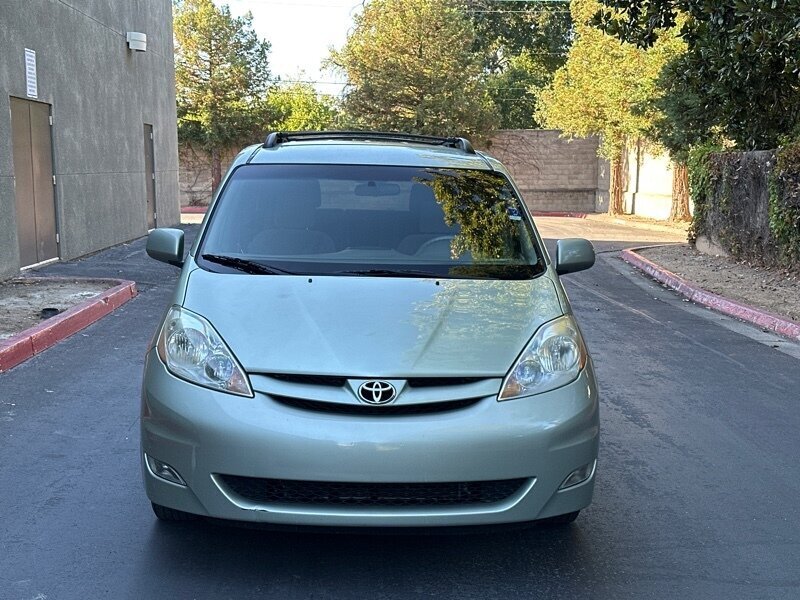 Toyota Sienna's photo