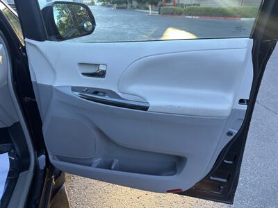 2013 Toyota Sienna SE 8-Passenger  HANDICAP WHEELCHAIR ACCESSIBLE VAN - Photo 31 - Sacramento, CA 95821
