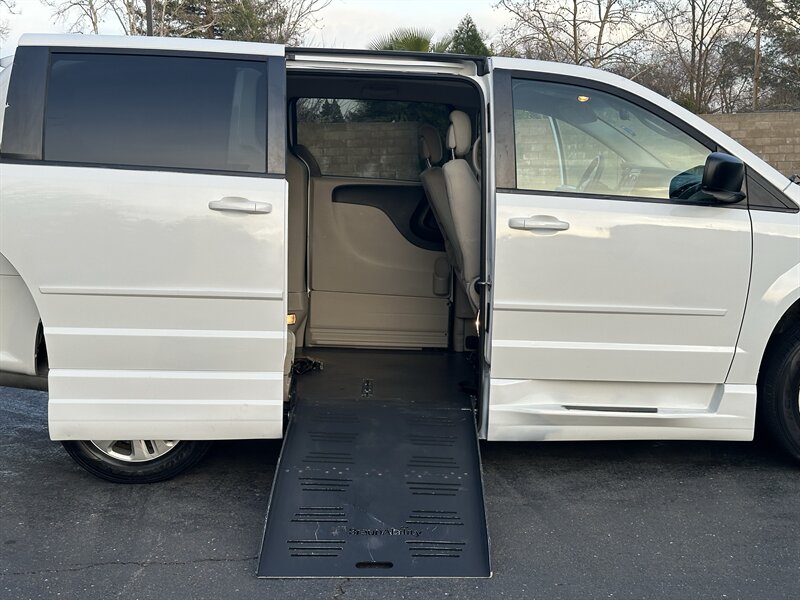 2015 Dodge Grand Caravan SE  HANDICAP WHEELCHAIR ACCESSIBLE VAN