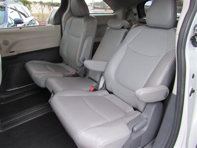 2021 Toyota Sienna XLE - Photo 14 - San Diego, CA 92115
