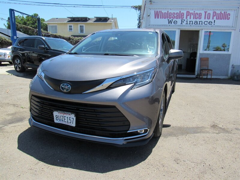 2021 Toyota Sienna XLE 7-Passenger Hybrid FWD's photo
