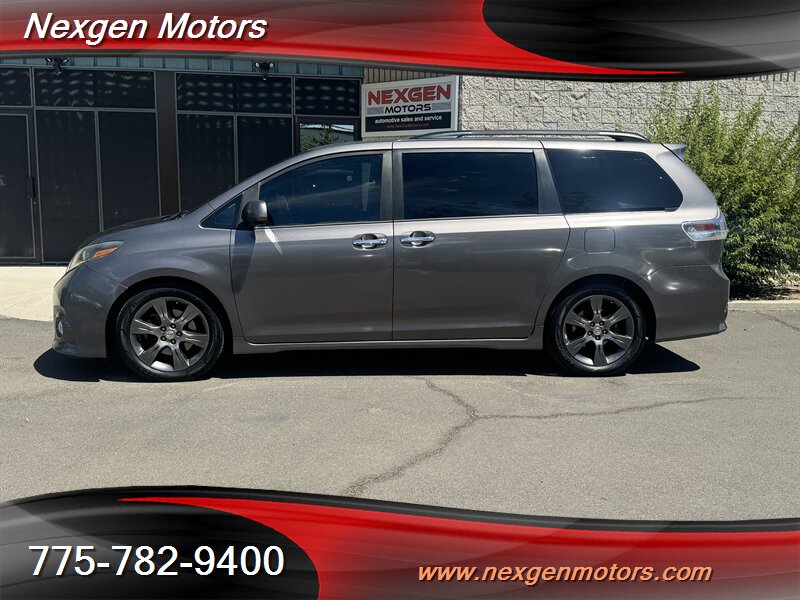 2016 Toyota Sienna SE 8-Passenger  