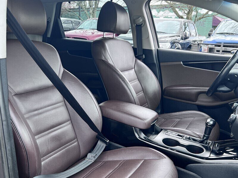 2019 Kia Sorento SXL Limited V6 3.3L V6, AWD, 7 Passenger, Leather Interior, Panoramic Moonroof, Heated and Cooking Seats, Heated Steering Wheel, Navigation, Backup Camera, 360 View Camera, Power Liftgate. - Photo 15 - Milwaukie, OR 97267