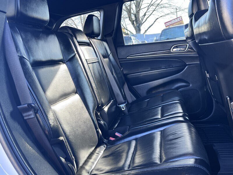2021 Jeep Grand Cherokee Limited 3.6L V6 295hp, 4X4, Leather interior, Cooling and Heated Seats, Heated Steering Wheel, Panoramic Moonroof, Power tailgate, Backup Camera, Roof Rails, Premium Wheels, Navigation. - Photo 18 - Milwaukie, OR 97267