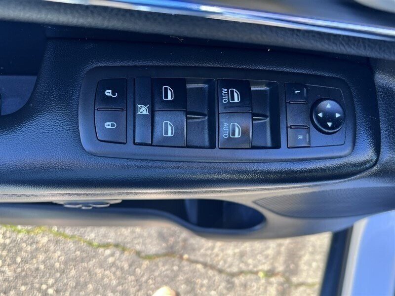 2021 Jeep Grand Cherokee Limited 3.6L V6 295hp, 4X4, Leather interior, Cooling and Heated Seats, Heated Steering Wheel, Panoramic Moonroof, Power tailgate, Backup Camera, Roof Rails, Premium Wheels, Navigation. - Photo 12 - Milwaukie, OR 97267