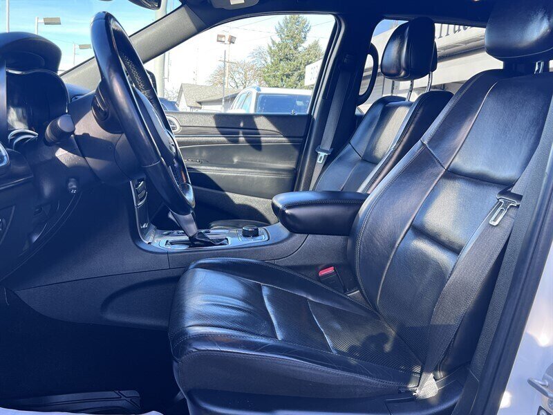 2021 Jeep Grand Cherokee Limited 3.6L V6 295hp, 4X4, Leather interior, Cooling and Heated Seats, Heated Steering Wheel, Panoramic Moonroof, Power tailgate, Backup Camera, Roof Rails, Premium Wheels, Navigation. - Photo 19 - Milwaukie, OR 97267