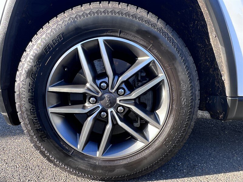 2021 Jeep Grand Cherokee Limited 3.6L V6 295hp, 4X4, Leather interior, Cooling and Heated Seats, Heated Steering Wheel, Panoramic Moonroof, Power tailgate, Backup Camera, Roof Rails, Premium Wheels, Navigation. - Photo 39 - Milwaukie, OR 97267