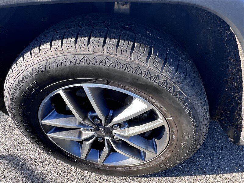 2021 Jeep Grand Cherokee Limited 3.6L V6 295hp, 4X4, Leather interior, Cooling and Heated Seats, Heated Steering Wheel, Panoramic Moonroof, Power tailgate, Backup Camera, Roof Rails, Premium Wheels, Navigation. - Photo 38 - Milwaukie, OR 97267