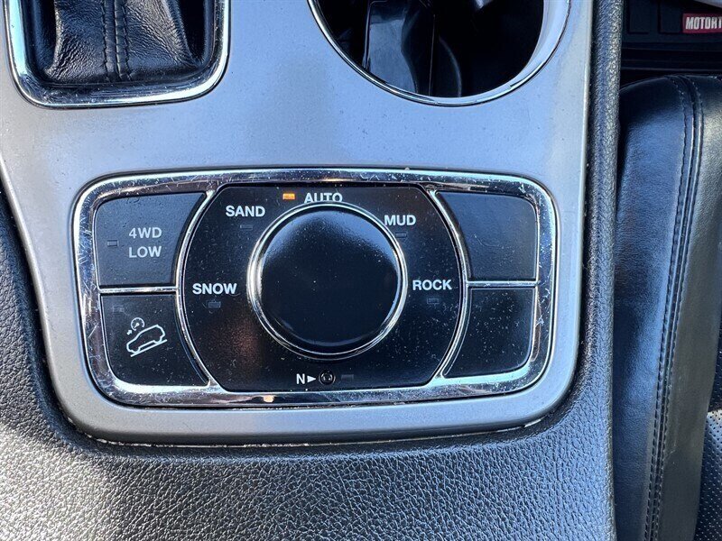 2021 Jeep Grand Cherokee Limited 3.6L V6 295hp, 4X4, Leather interior, Cooling and Heated Seats, Heated Steering Wheel, Panoramic Moonroof, Power tailgate, Backup Camera, Roof Rails, Premium Wheels, Navigation. - Photo 29 - Milwaukie, OR 97267