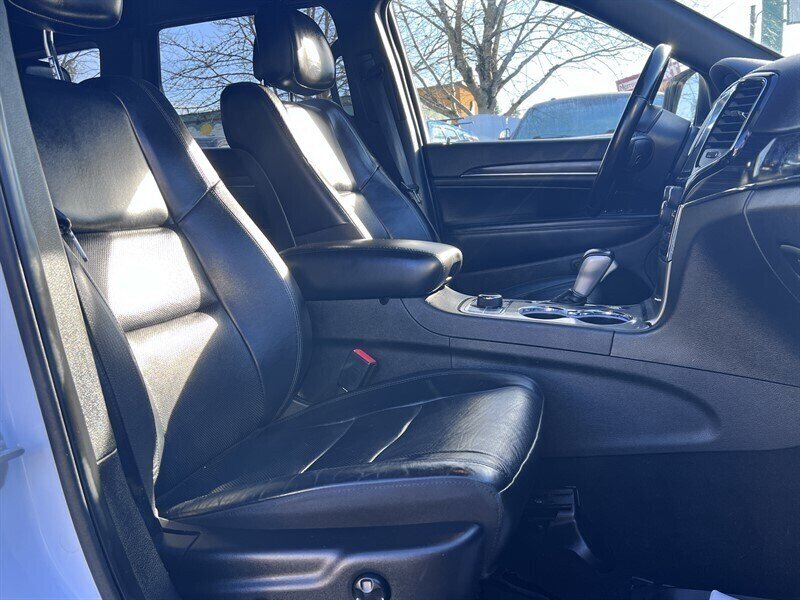 2021 Jeep Grand Cherokee Limited 3.6L V6 295hp, 4X4, Leather interior, Cooling and Heated Seats, Heated Steering Wheel, Panoramic Moonroof, Power tailgate, Backup Camera, Roof Rails, Premium Wheels, Navigation. - Photo 16 - Milwaukie, OR 97267