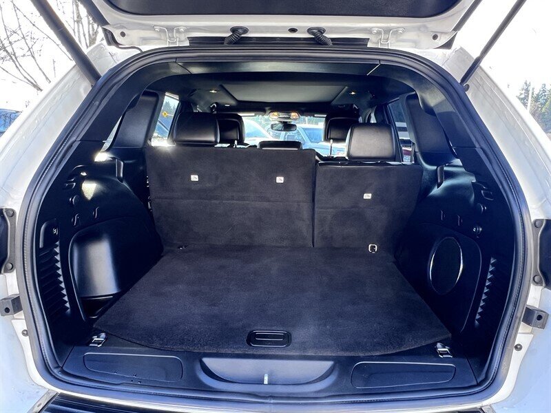 2021 Jeep Grand Cherokee Limited 3.6L V6 295hp, 4X4, Leather interior, Cooling and Heated Seats, Heated Steering Wheel, Panoramic Moonroof, Power tailgate, Backup Camera, Roof Rails, Premium Wheels, Navigation. - Photo 11 - Milwaukie, OR 97267