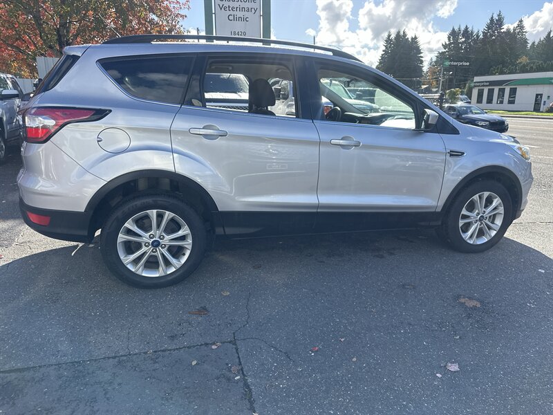 2017 Ford Escape SE EcoBoost 1.5L Turbo I4 179hp 177ft, Technology package, Backup Camera, New brakes, New Tires, No accidents, Clean car. - Photo 5 - Milwaukie, OR 97267