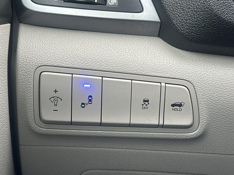 2017 Hyundai TUCSON Sport  1.6L Turbo I4 175hp, Backup Camera, Push Start, 19'' Alloy Wheels, Heated Side Mirrors, Blind Sport Detector with Rear Cross-Traffic Alert, Foglights, LED DRLs, Hands Free power Tailgate. - Photo 18 - Milwaukie, OR 97267