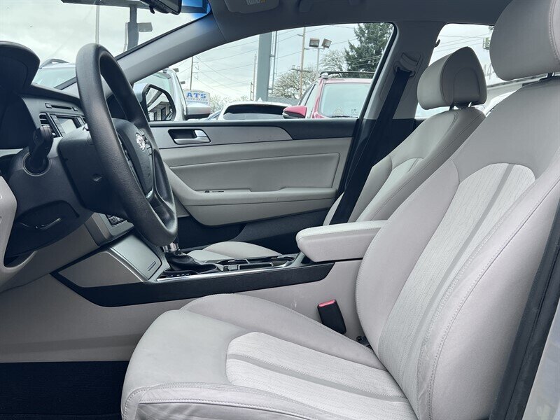 2016 Hyundai SONATA Hybrid SE 2.0L Hybrid I4 192hp 271ft. lbs, Cloth Interior, Backup Camera, Bluetooth connectivity, AUX and USB, premium wheels - Photo 13 - Milwaukie, OR 97267