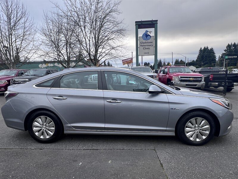 2016 Hyundai SONATA Hybrid SE 2.0L Hybrid I4 192hp 271ft. lbs, Cloth Interior, Backup Camera, Bluetooth connectivity, AUX and USB, premium wheels - Photo 4 - Milwaukie, OR 97267