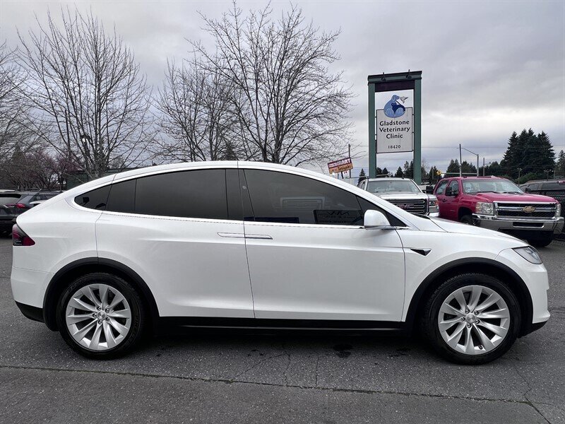 2017 Tesla Model X 75D Electric 328hp 387ft. lbs, AWD, Dual Motor, Black Interior, Backup Camera, Navigation, 3Rd Row Seating, Suicide Doors. - Photo 4 - Milwaukie, OR 97267