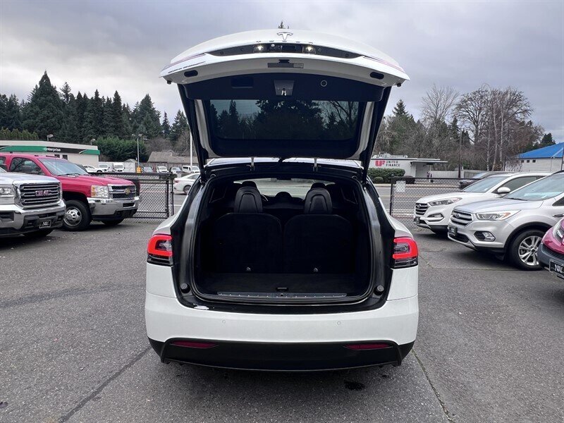 2017 Tesla Model X 75D Electric 328hp 387ft. lbs, AWD, Dual Motor, Black Interior, Backup Camera, Navigation, 3Rd Row Seating, Suicide Doors. - Photo 10 - Milwaukie, OR 97267
