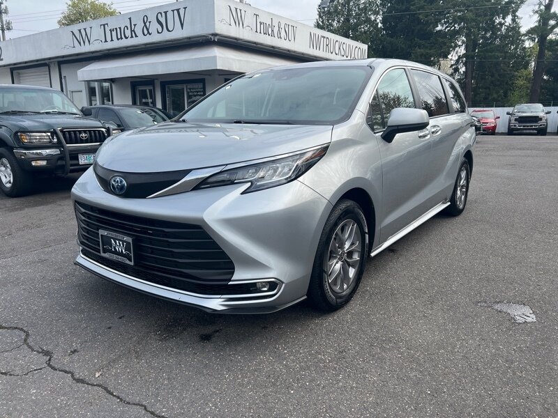 2022 Toyota Sienna XLE 7 Passenger  2.5 Hybrid, AWD, All Wheel Drive, 7 Passenger Van, 35+ MPG, Heated Seats