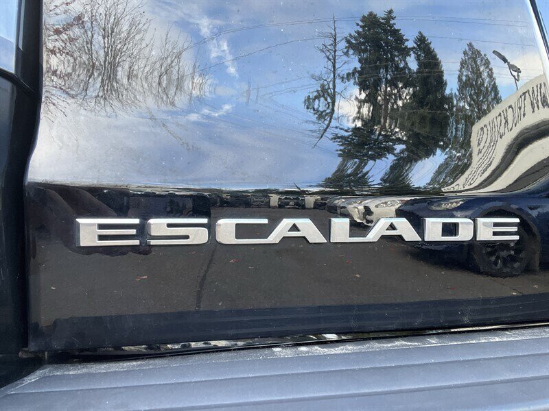2017 Cadillac Escalade Luxury EcoTec3 6.2L V8 420hp, 4X4, Tow Hitch , 7 Seats, Leather Interior, Heat & Cool Seats, Moonroof, Parking Sensors, Navigation, Heads Up Display, Backup Camera, Rearview Mirror Cam, Running Boards. - Photo 38 - Milwaukie, OR 97267