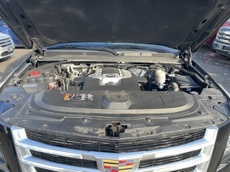 2017 Cadillac Escalade Luxury EcoTec3 6.2L V8 420hp, 4X4, Tow Hitch , 7 Seats, Leather Interior, Heat & Cool Seats, Moonroof, Parking Sensors, Navigation, Heads Up Display, Backup Camera, Rearview Mirror Cam, Running Boards. - Photo 10 - Milwaukie, OR 97267