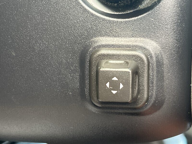 2017 Cadillac Escalade Luxury EcoTec3 6.2L V8 420hp, 4X4, Tow Hitch , 7 Seats, Leather Interior, Heat & Cool Seats, Moonroof, Parking Sensors, Navigation, Heads Up Display, Backup Camera, Rearview Mirror Cam, Running Boards. - Photo 26 - Milwaukie, OR 97267