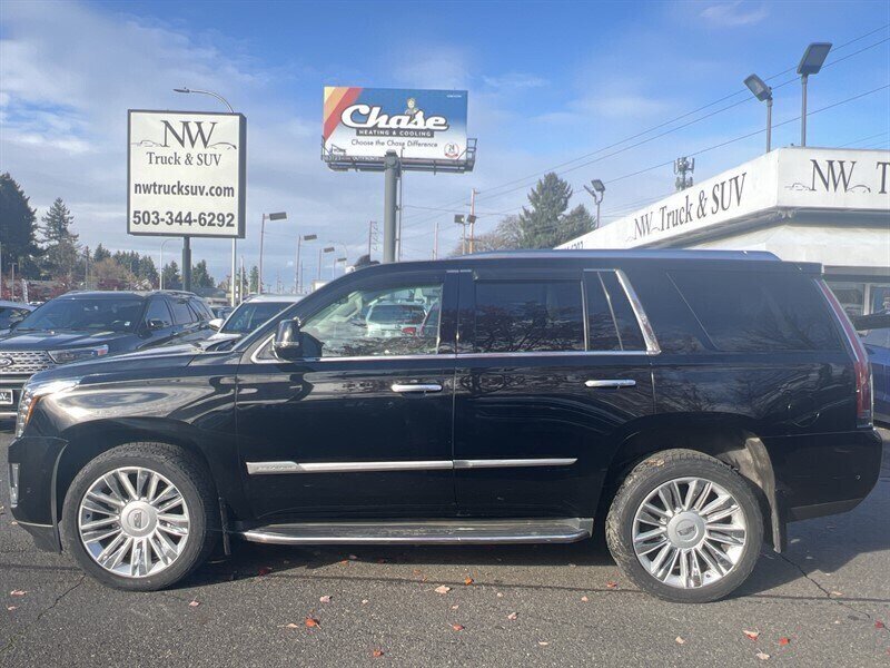 2017 Cadillac Escalade Luxury EcoTec3 6.2L V8 420hp, 4X4, Tow Hitch , 7 Seats, Leather Interior, Heat & Cool Seats, Moonroof, Parking Sensors, Navigation, Heads Up Display, Backup Camera, Rearview Mirror Cam, Running Boards. - Photo 4 - Milwaukie, OR 97267